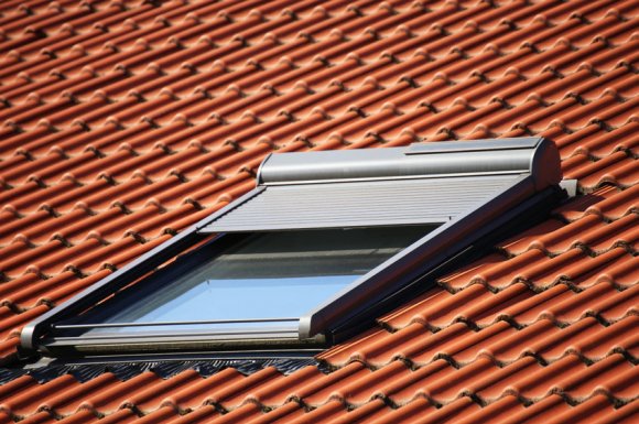 Fourniture et pose de fenêtre de toit sur bac acier par couvreur à Gagny