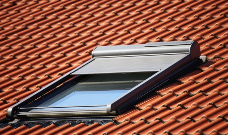 Fourniture et pose de fenêtre de toit sur bac acier par couvreur à Gagny