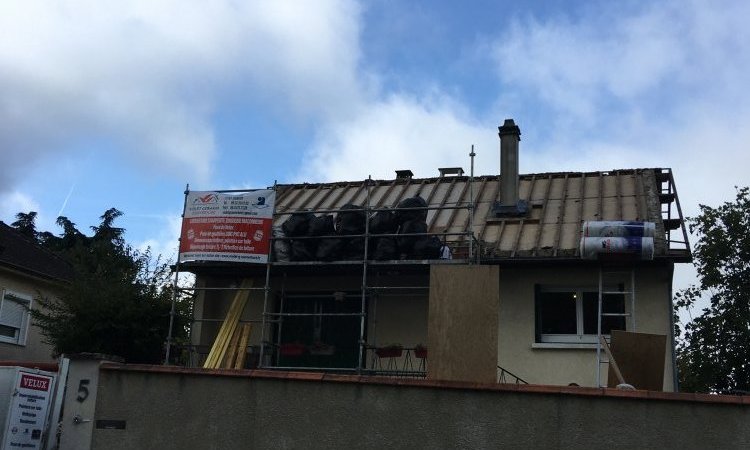 Travaux de couverture et rénovation de toiture d'une maison par couvreur à Livry-Gargan