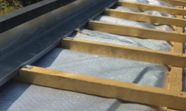 Façonnage et installation de couloir en zinc par couvreur zingueur à Villeparisis
