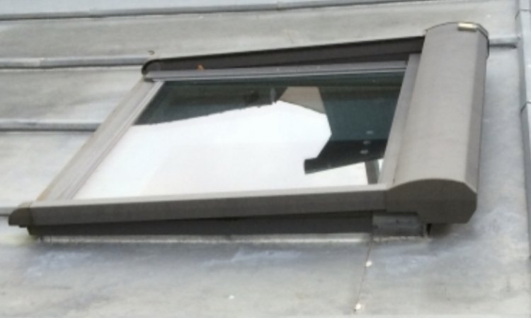 Installation de volet roulant solaire ou électrique pour fenêtre de toit Velux à Nogent-sur-Marne